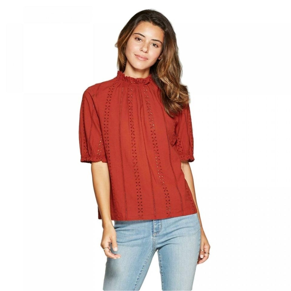 Universal Thread Crew neck Eyelet Top Size M